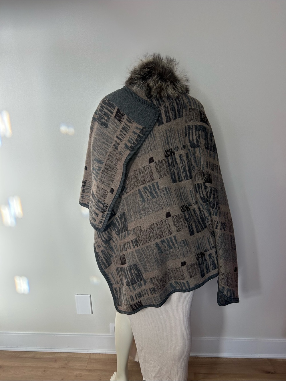 Gorgeous Grey Abstract Poncho/Wrap with silver fox Fur Collar❤️0/S - Picture 6 of 10